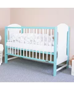 Klassiek babybedje in wit en mint voor peuterslaapkamer