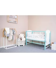Klassiek babybedje in wit en mint voor peuterslaapkamer