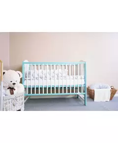 Klassiek babybedje in wit en mint voor peuterslaapkamer