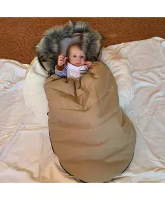 Beige voetenzak buggy met afneembare bontkraag