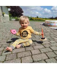 Baby T-shirt - Okerkleurig - Maat 68 (4-6 maanden) - Spraakballon "HEY YOU!"