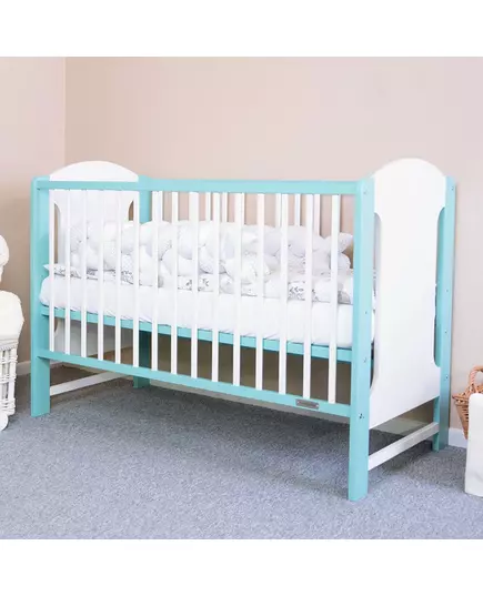 Klassiek babybedje in wit en mint voor peuterslaapkamer
