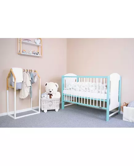 Klassiek babybedje in wit en mint voor peuterslaapkamer