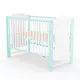 Klassiek babybedje in wit en mint voor peuterslaapkamer